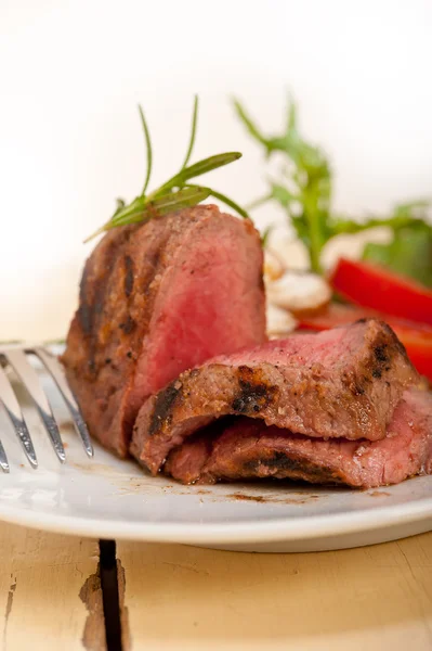 Rundvlees filet mignon gegrild met groenten — Stockfoto