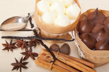 çikolata baharat ve vanilya kremalı pasta tatlı 