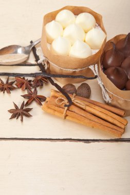 çikolata baharat ve vanilya kremalı pasta tatlı 