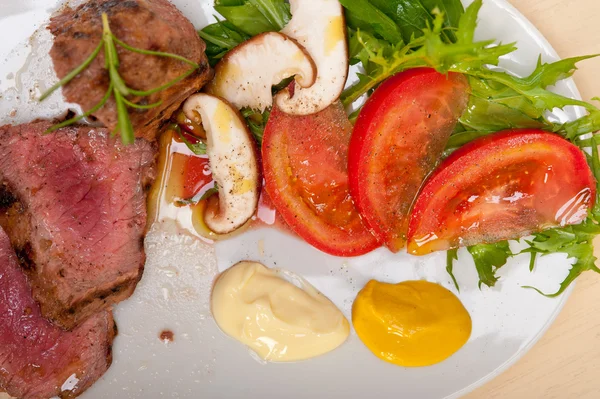 Beef filet mignon grilled with vegetables — Stock Photo, Image