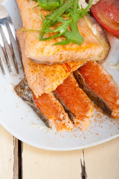 Filetto di samon alla griglia con insalata di verdure — Foto Stock