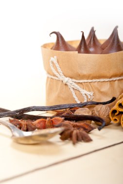 çikolata baharat ve vanilya kremalı pasta tatlı