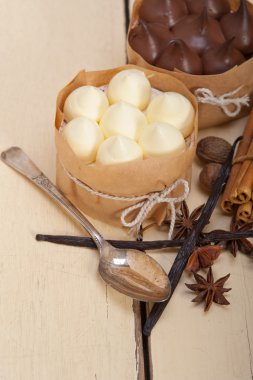 çikolata baharat ve vanilya kremalı pasta tatlı 