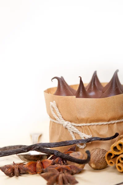 Chocolate baunilha e especiarias sobremesa bolo de creme — Fotografia de Stock