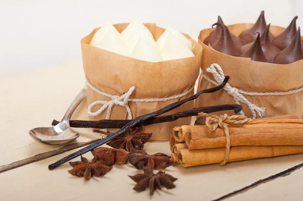 Chocolate baunilha e especiarias sobremesa bolo de creme — Fotografia de Stock