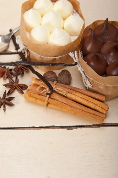 초콜릿 향신료와 바닐라 크림 케이크 디저트 — 스톡 사진