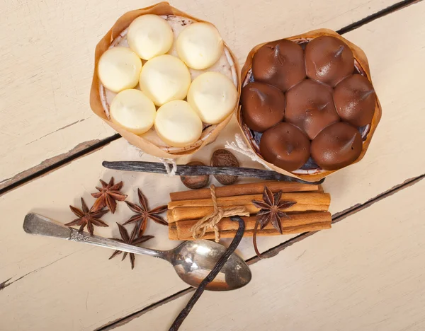 Čokoládový dezert tvarohový dort s piniovými vanilky a koření — Stock fotografie