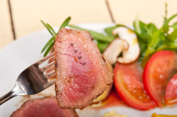 Beef filet mignon grilled with vegetables — Stock Photo, Image