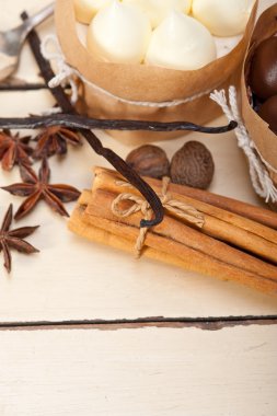 çikolata baharat ve vanilya kremalı pasta tatlı 