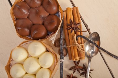 çikolata baharat ve vanilya kremalı pasta tatlı 