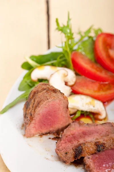 Filé de carne mignon grelhado com legumes — Fotografia de Stock