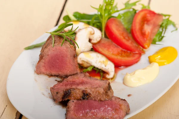 Marha vesepecsenye-szelet grillezett zöldségekkel — Stock Fotó