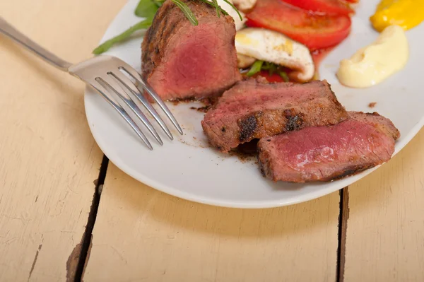 Filet de bœuf mignon grillé aux légumes — Photo