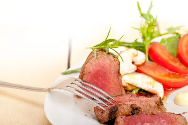 Rundvlees filet mignon gegrild met groenten — Stockfoto