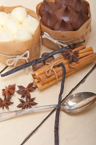 Chocolate vainilla y especias pastel de crema de postre —  Fotos de Stock