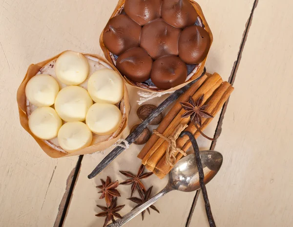 巧克力香草和香料奶油蛋糕甜点 — 图库照片