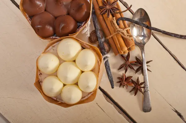 Dessert gâteau chocolat vanille et épices crème — Photo