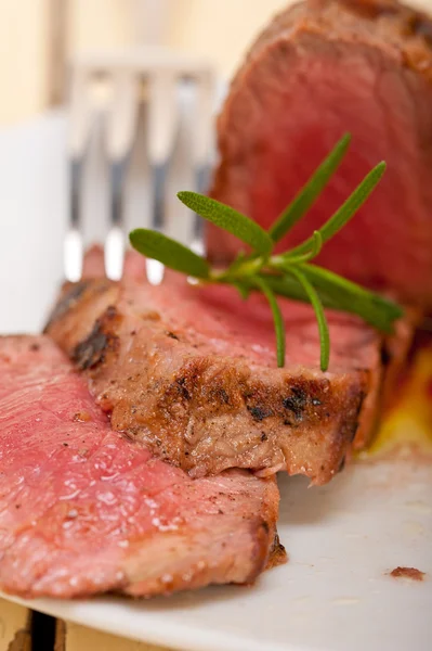 Filé de carne mignon grelhado com legumes — Fotografia de Stock