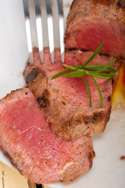 Beef filet mignon grilled with vegetables — Stock Photo, Image