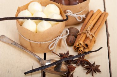 çikolata baharat ve vanilya kremalı pasta tatlı 