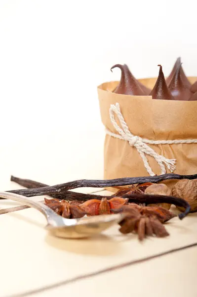チョコレート バニラとスパイス クリーム ケーキ デザート — ストック写真
