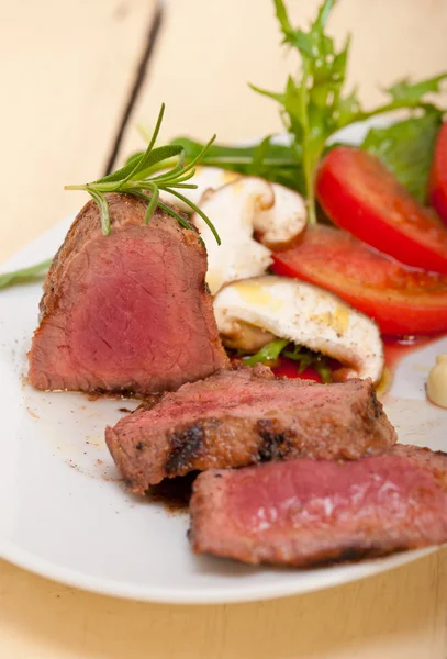 Filete de res mignon a la parrilla con verduras —  Fotos de Stock