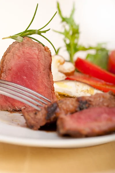 Beef filet mignon grilled with vegetables — Stock Photo, Image