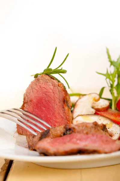 Beef filet mignon grilled with vegetables — Stock Photo, Image
