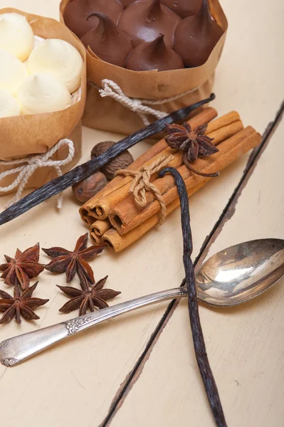 Dessert gâteau chocolat vanille et épices crème — Photo