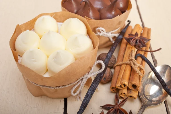 Vanille en specerijen crème taart chocoladedessert — Stockfoto