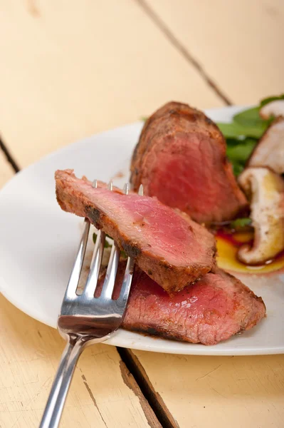 Beef filet mignon grilled with vegetables — Stock Photo, Image