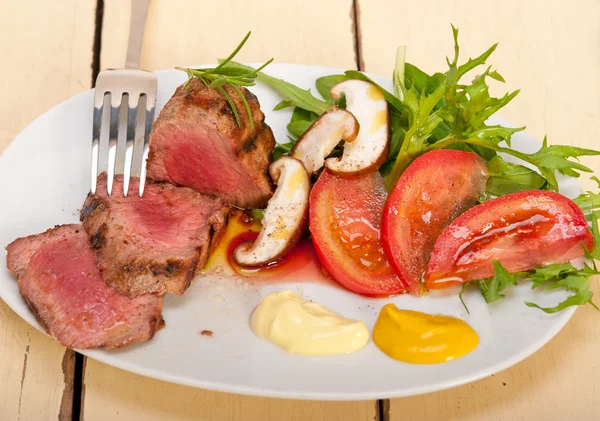 Beef filet mignon grilled with vegetables — Stock Photo, Image