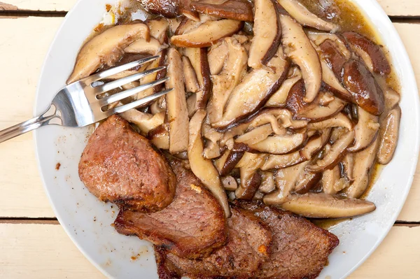 Venison deer game filet and wild mushrooms — Stock Photo, Image