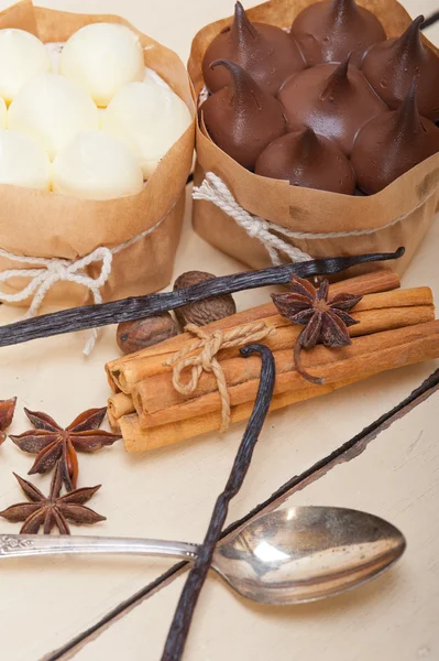 Dessert gâteau chocolat vanille et épices crème — Photo