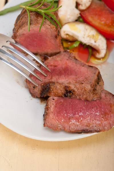 Rinderfilet Mignon mit Gemüse gegrillt — Stockfoto