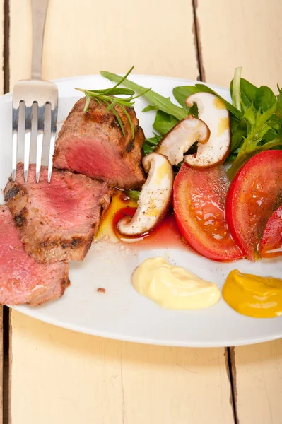 Filete de res mignon a la parrilla con verduras —  Fotos de Stock