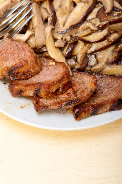 Hertenvlees herten spel filet en wilde paddestoelen — Stockfoto