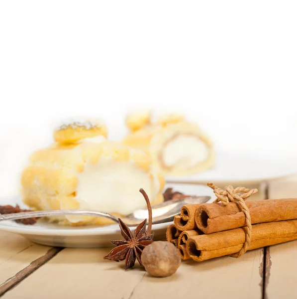 Gâteau en rouleau crème dessert et épices — Photo