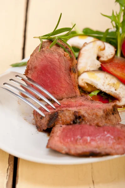 Beef filet mignon grilled with vegetables — Stock Photo, Image