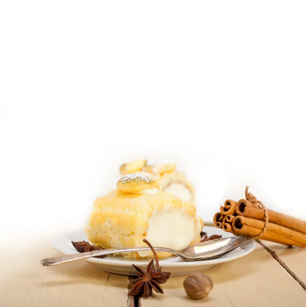 Sahnebrötchen Kuchen Dessert und Gewürze — Stockfoto