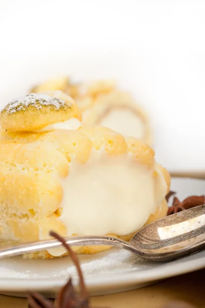 Sahnebrötchen Kuchen Dessert und Gewürze — Stockfoto