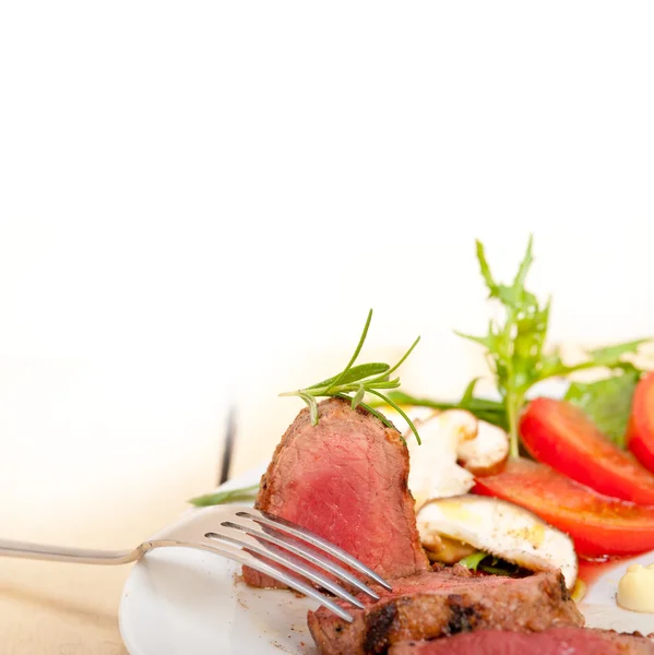 Filete de res mignon a la parrilla con verduras —  Fotos de Stock