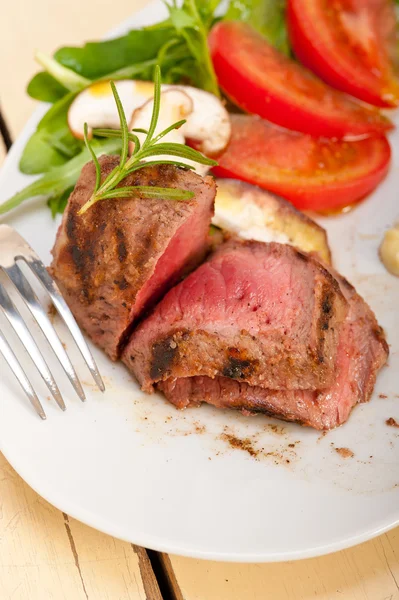 Marha vesepecsenye-szelet grillezett zöldségekkel — Stock Fotó