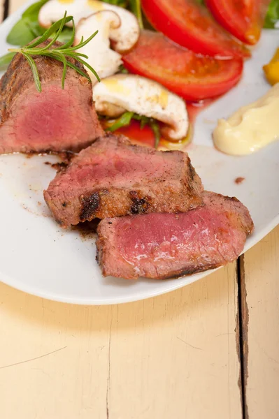 Filé de carne mignon grelhado com legumes — Fotografia de Stock