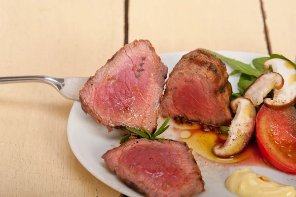 Beef filet mignon grilled with vegetables — Stock Photo, Image