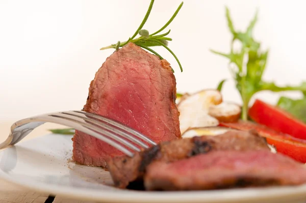 Beef filet mignon grilled with vegetables — Stock Photo, Image