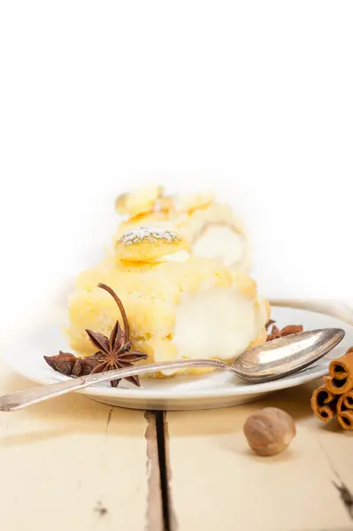 Sahnebrötchen Kuchen Dessert und Gewürze — Stockfoto