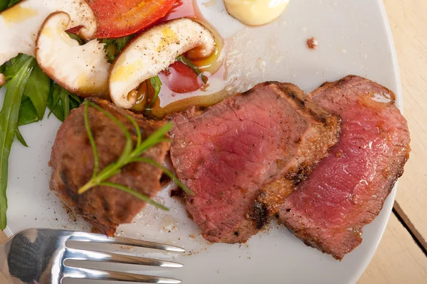 Marha vesepecsenye-szelet grillezett zöldségekkel — Stock Fotó