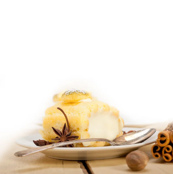 Cream roll cake dessert and spices — Stock Photo, Image