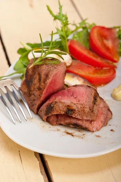 Filet de bœuf mignon grillé aux légumes — Photo